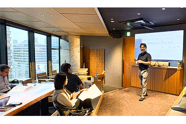 月に一度、全社員が集まり全社会議を行っています。