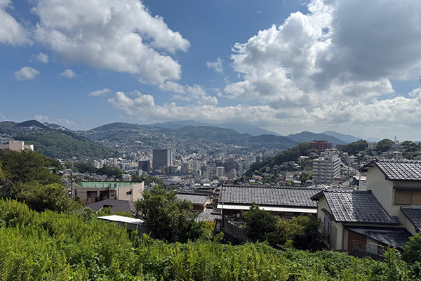 長崎ではよくみる風景。この斜面地にある空き家を再生しています。