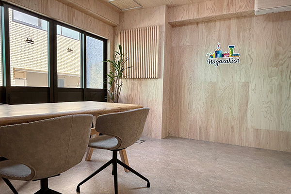 事務所は暖かい雰囲気に。