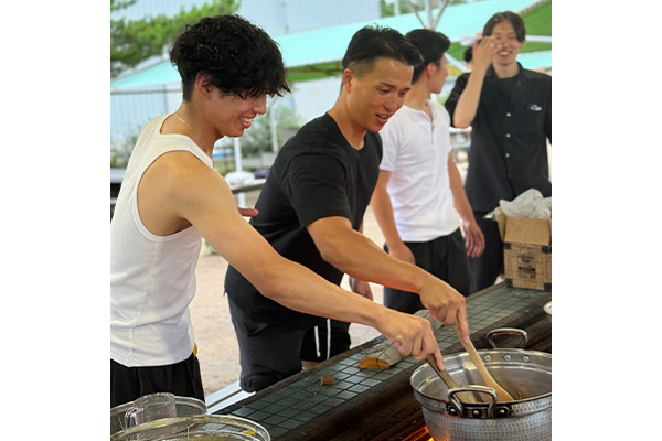 年に一度の合宿ではチームに分かれてカレー対決！
