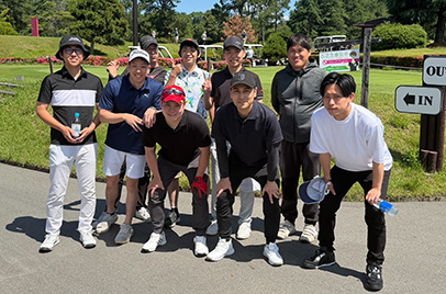 社内ゴルフコンペでの集合写真